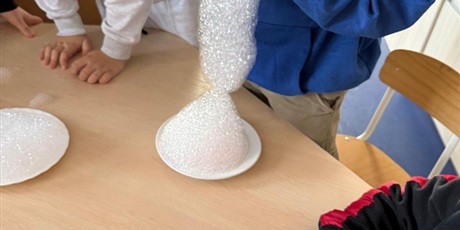 Powiększ grafikę: eksperymenty-i-doswiadczenia-w-swietlicy-655014.jpg