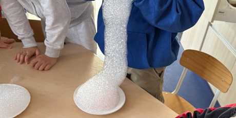 Powiększ grafikę: eksperymenty-i-doswiadczenia-w-swietlicy-655015.jpg