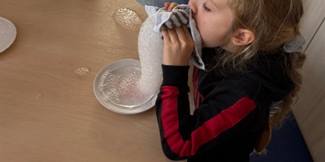 Powiększ grafikę: eksperymenty-i-doswiadczenia-w-swietlicy-655016.jpg