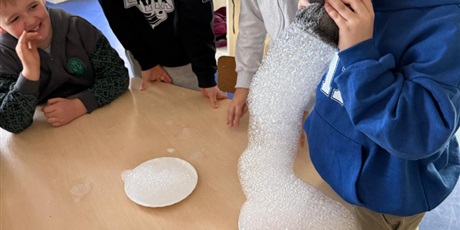 Powiększ grafikę: eksperymenty-i-doswiadczenia-w-swietlicy-655017.jpg