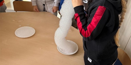 Powiększ grafikę: eksperymenty-i-doswiadczenia-w-swietlicy-655018.jpg