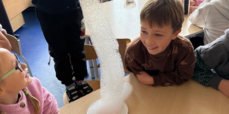 Powiększ grafikę: eksperymenty-i-doswiadczenia-w-swietlicy-655019.jpg