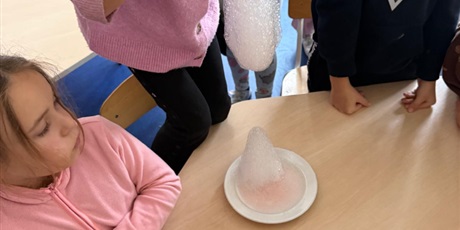 Powiększ grafikę: eksperymenty-i-doswiadczenia-w-swietlicy-655020.jpg