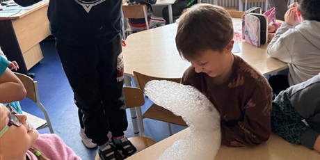 Powiększ grafikę: eksperymenty-i-doswiadczenia-w-swietlicy-655021.jpg