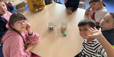 Powiększ grafikę: eksperymenty-i-doswiadczenia-w-swietlicy-656952.jpg