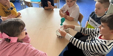 Powiększ grafikę: eksperymenty-i-doswiadczenia-w-swietlicy-656954.jpg