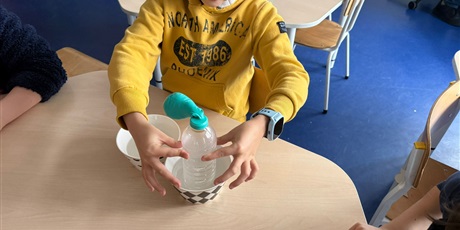 Powiększ grafikę: eksperymenty-i-doswiadczenia-w-swietlicy-656956.jpg