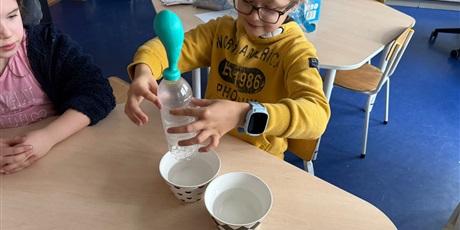 Powiększ grafikę: eksperymenty-i-doswiadczenia-w-swietlicy-656957.jpg