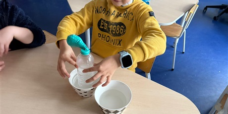 Powiększ grafikę: eksperymenty-i-doswiadczenia-w-swietlicy-656958.jpg