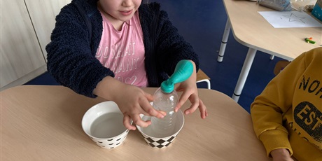 Powiększ grafikę: eksperymenty-i-doswiadczenia-w-swietlicy-656959.jpg