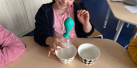 Powiększ grafikę: eksperymenty-i-doswiadczenia-w-swietlicy-656960.jpg