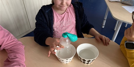 Powiększ grafikę: eksperymenty-i-doswiadczenia-w-swietlicy-656961.jpg