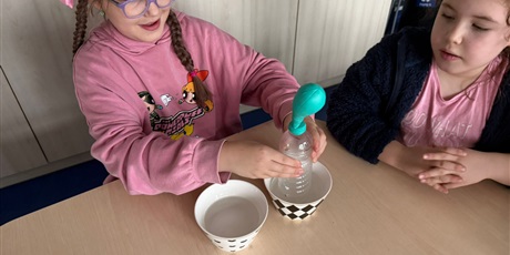 Powiększ grafikę: eksperymenty-i-doswiadczenia-w-swietlicy-656962.jpg