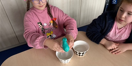 Powiększ grafikę: eksperymenty-i-doswiadczenia-w-swietlicy-656963.jpg