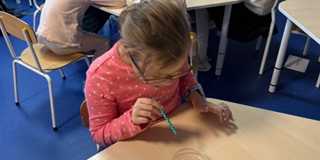 Powiększ grafikę: eksperymenty-i-doswiadczenia-w-swietlicy-658534.jpg