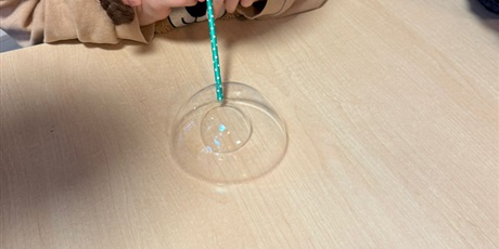 Powiększ grafikę: eksperymenty-i-doswiadczenia-w-swietlicy-658536.jpg