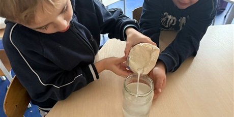 Powiększ grafikę: eksperymenty-i-doswiadczenia-w-swietlicy-661349.jpg