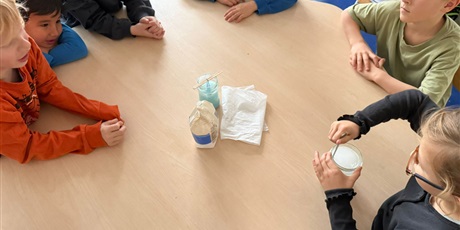 Powiększ grafikę: eksperymenty-i-doswiadczenia-w-swietlicy-661350.jpg