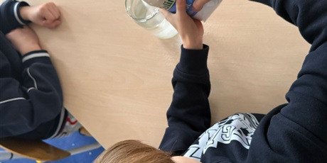 Powiększ grafikę: eksperymenty-i-doswiadczenia-w-swietlicy-661353.jpg