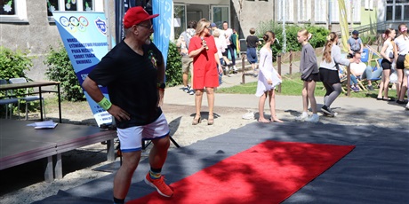 Powiększ grafikę: fotorelacja-ze-swieta-szkoly-i-festynu-624132.jpg