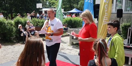 Powiększ grafikę: fotorelacja-ze-swieta-szkoly-i-festynu-624143.jpg