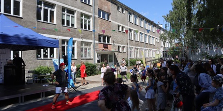 Powiększ grafikę: fotorelacja-ze-swieta-szkoly-i-festynu-624178.jpg