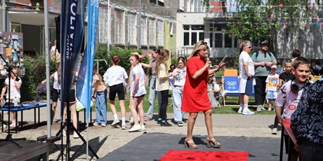 Powiększ grafikę: fotorelacja-ze-swieta-szkoly-i-festynu-624180.jpg