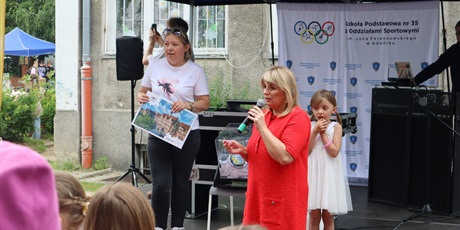 Powiększ grafikę: fotorelacja-ze-swieta-szkoly-i-festynu-624182.jpg