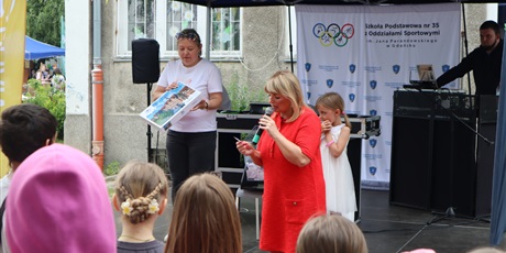 Powiększ grafikę: fotorelacja-ze-swieta-szkoly-i-festynu-624183.jpg