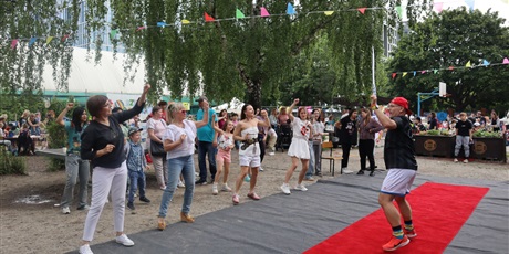 Powiększ grafikę: fotorelacja-ze-swieta-szkoly-i-festynu-624186.jpg