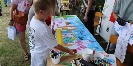 Powiększ grafikę: fotorelacja-ze-swieta-szkoly-i-festynu-624232.jpg