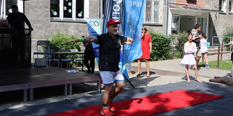 Powiększ grafikę: fotorelacja-ze-swieta-szkoly-i-festynu-624238.jpg