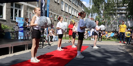 Powiększ grafikę: fotorelacja-ze-swieta-szkoly-i-festynu-624280.jpg