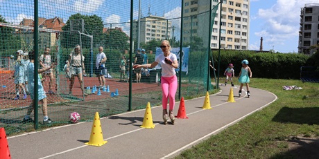 Powiększ grafikę: fotorelacja-ze-swieta-szkoly-i-festynu-624305.jpg