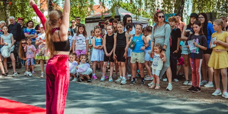 Powiększ grafikę: fotorelacja-ze-swieta-szkoly-i-festynu-624310.jpg