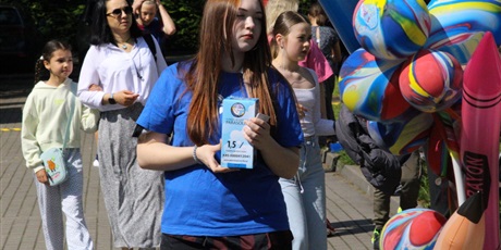 Powiększ grafikę: fotorelacja-ze-swieta-szkoly-i-festynu-624334.jpg