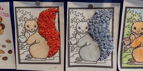 Powiększ grafikę: Prace plastyczne - wiewiórki z puszystymi ogonami z bibułki.