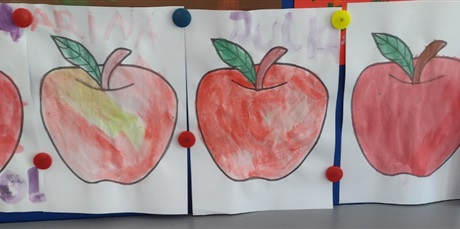 Powiększ grafikę: Czerwona jabłka pomalowane farbami.