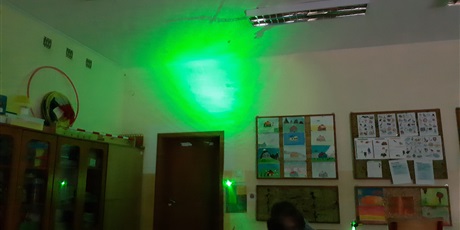 Powiększ grafikę: Obserwacja bakterii przy użyciu światła zielonego.