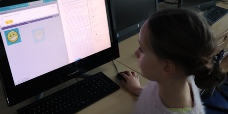 Powiększ grafikę: dzieci rozwiązują zadania przy komputerach