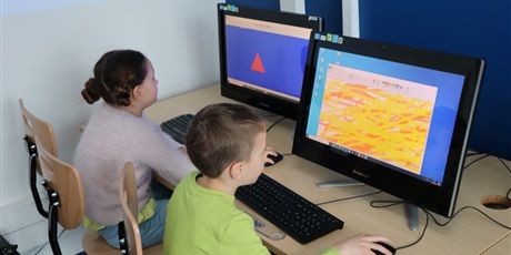 Powiększ grafikę: dzieci rozwiązują zadania przy komputerach