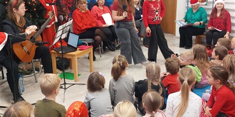 Powiększ grafikę: grono pedagogiczne i dzieci