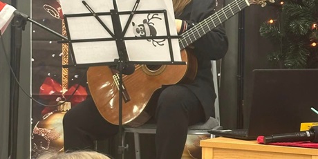 Powiększ grafikę: Nauczycielka z gitarą