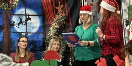 Powiększ grafikę: mikolajkowe-czytanie-przy-kominku-675579.jpg