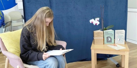 Młodzież klas Vll i Vlll wzięła udział w spotkaniu z poezją Marii Pawlikowskiej Jasnorzewskiej