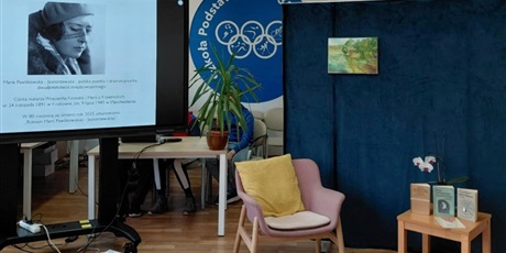 Powiększ grafikę: tablica przedstawiająca potkę wraz z trzema toamikami poezji na stole