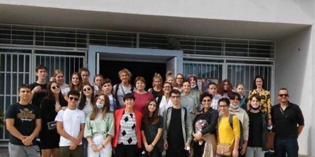 Powiększ grafikę: Grupowe zdjęcie przed gimnazjum w Argii.