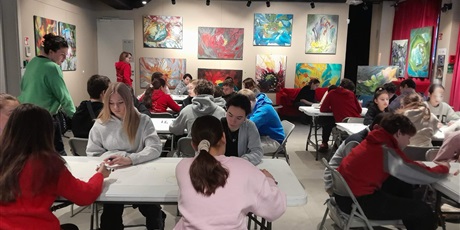 Powiększ grafikę: Dzieci pracujące w ławkach