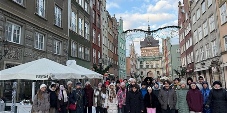 Powiększ grafikę: dzieci na  ul Dlugiej z widowkiem na Złotą Bramę