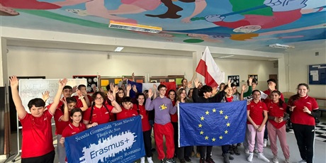 Powiększ grafikę: zdjęcie grupowe w sali